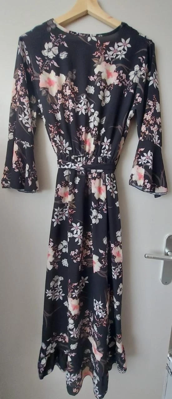 Vestido negro de flores con volantes y mangas trompeta, talla 40 – photo 4
